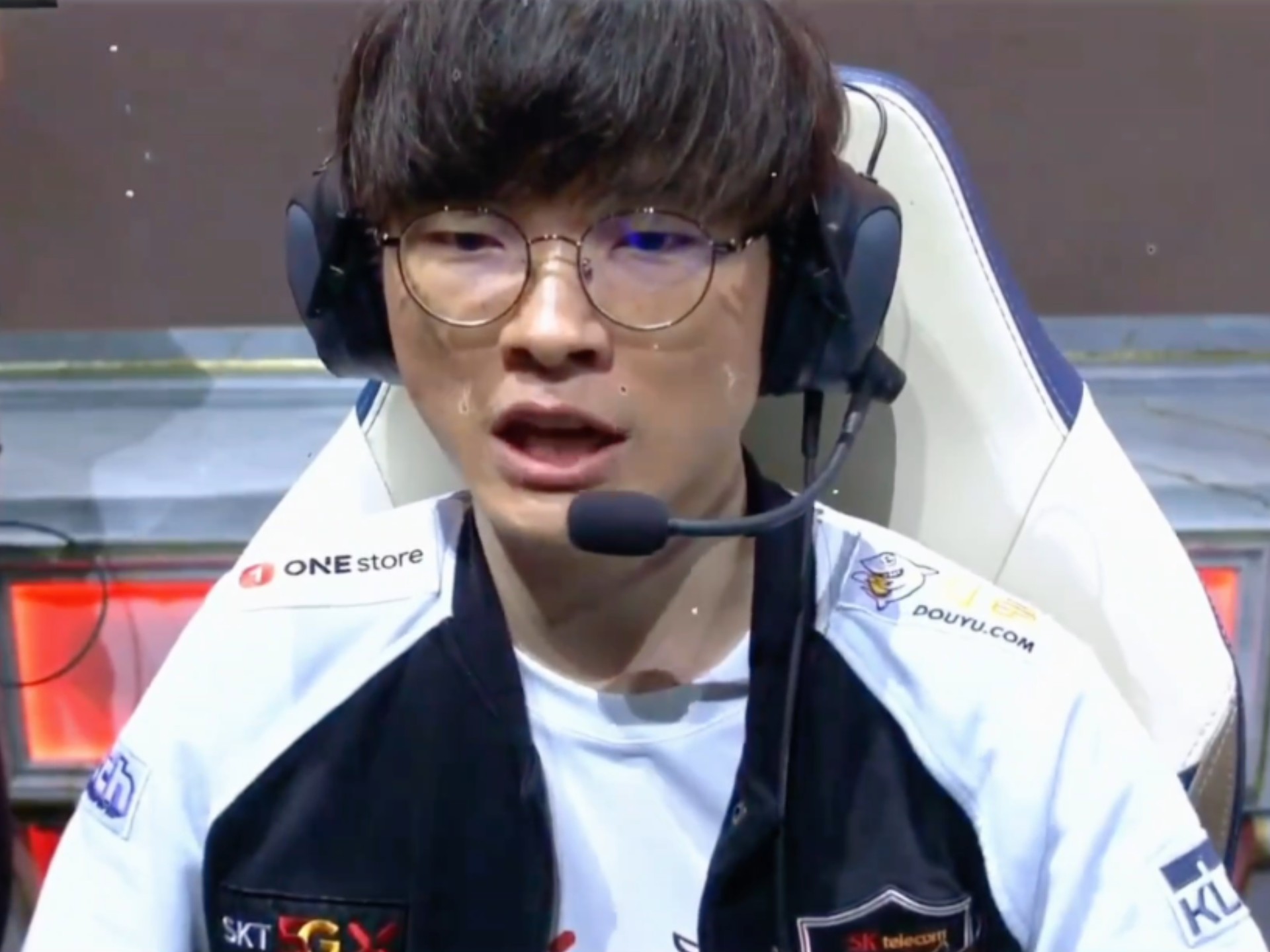 爱游戏体育-包含IG不断突破！，Faker连续十二场比赛得分超过比赛局势复杂全场沸腾不已的词条