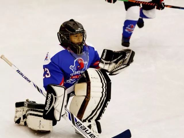 爱游戏体育- 冰球夜战：江南天虎队读秒扳平辽东霹雳队，主帅临场妙招定海神针仍在