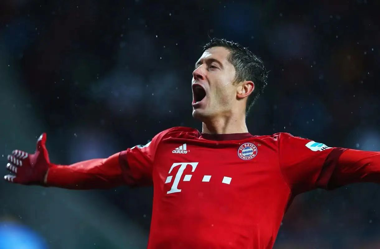 爱游戏-莱万多夫斯基遭遇十五连败，曼联教练面临压力！的简单介绍