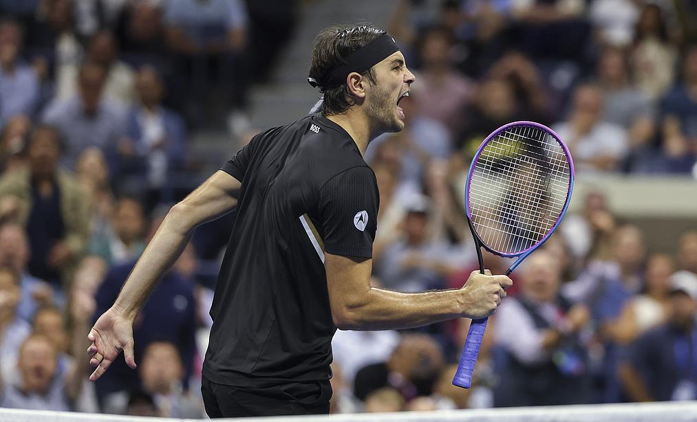 AYX-包含德约科维奇回归赛场，连败首场状态亮眼，勇士观众沸腾！的词条